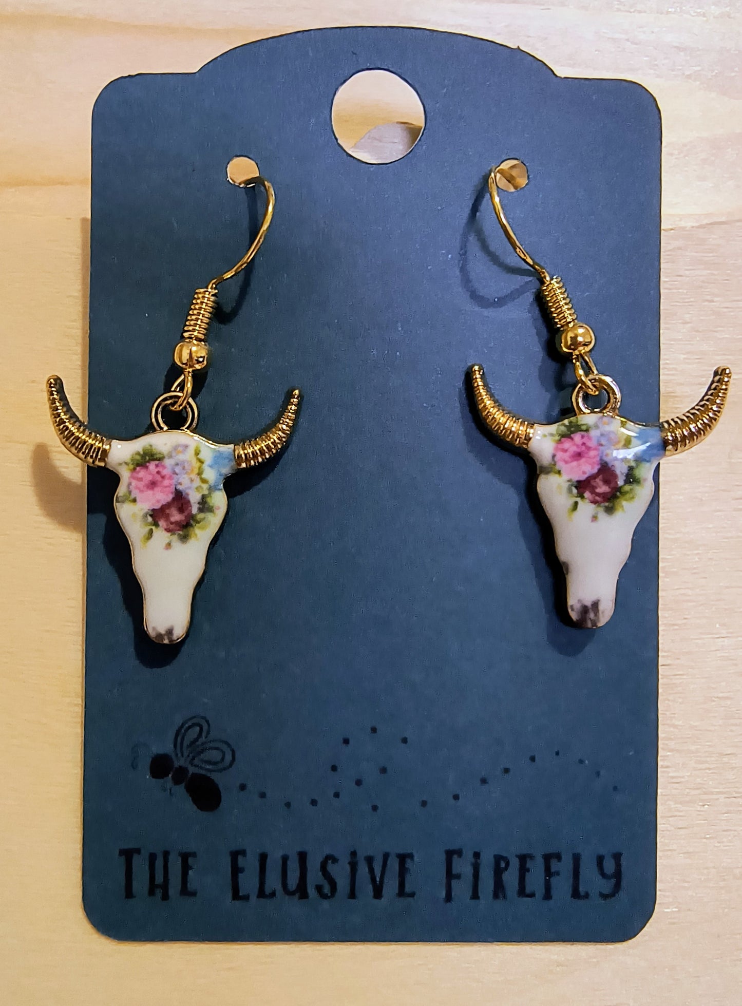 Joyas con calaveras de vaca con motivos florales