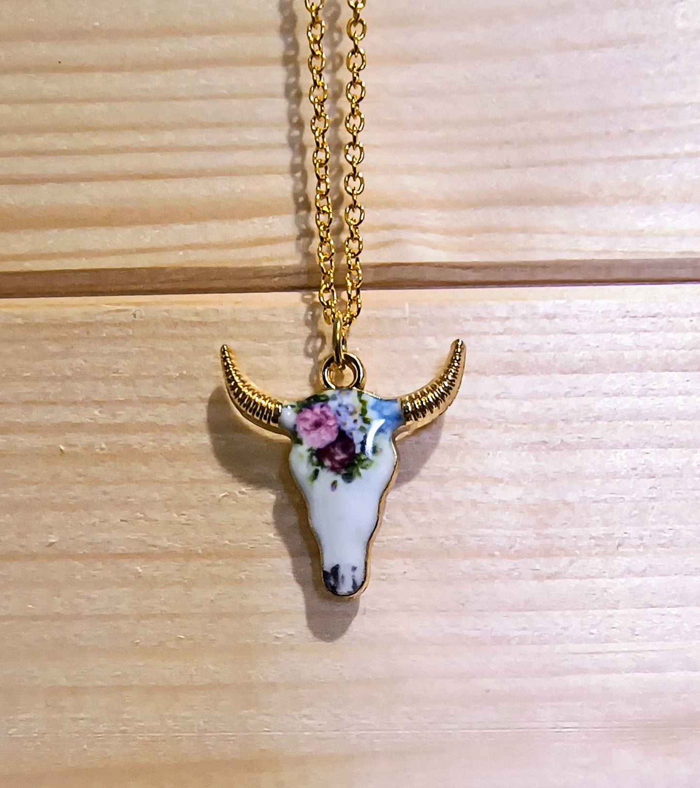 Joyas con calaveras de vaca con motivos florales